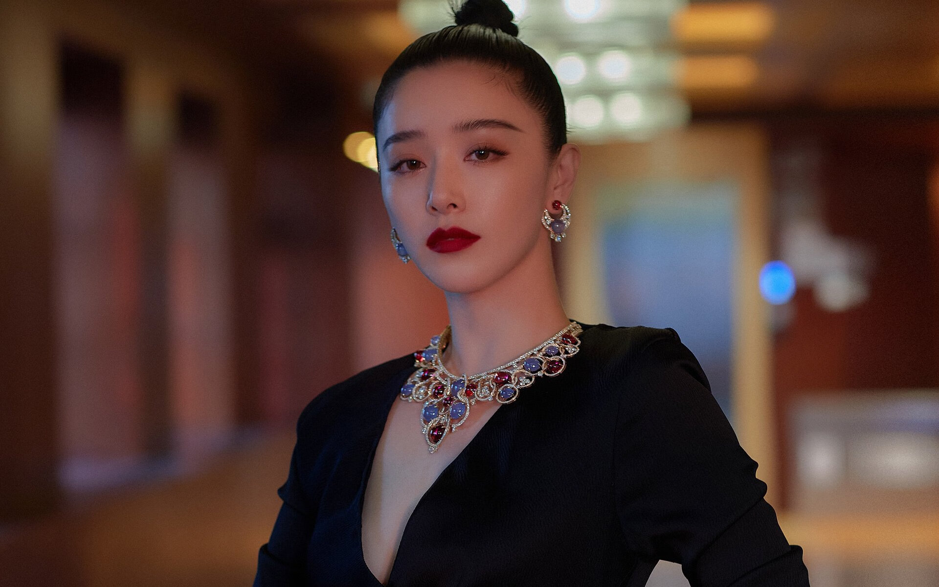 幕后报道：某队教练的战术思维揭秘，教练战术板